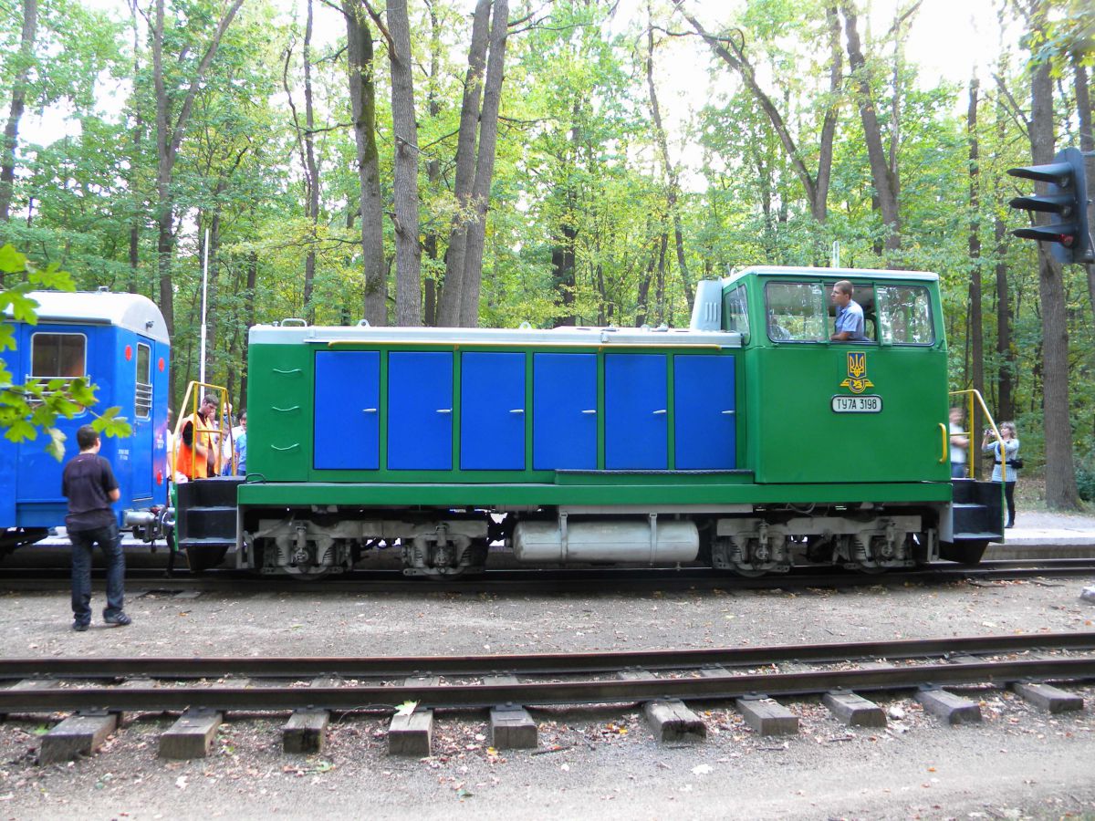 Тепловоз ТУ7А-3198 с составом 'Украина' на ст. Лесопарк