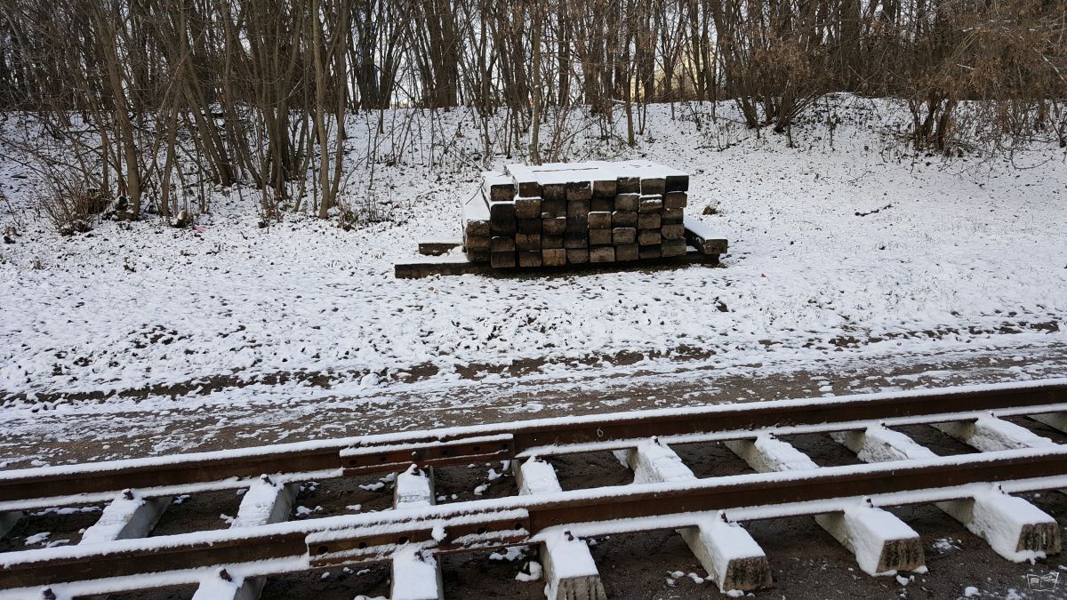 Снятые деревянные шпалы возле нового участка пути