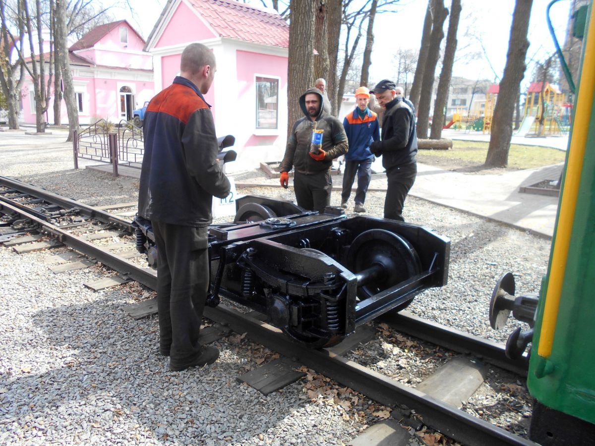 Смазка опорных точек тележки перед подкатыванием под вагон