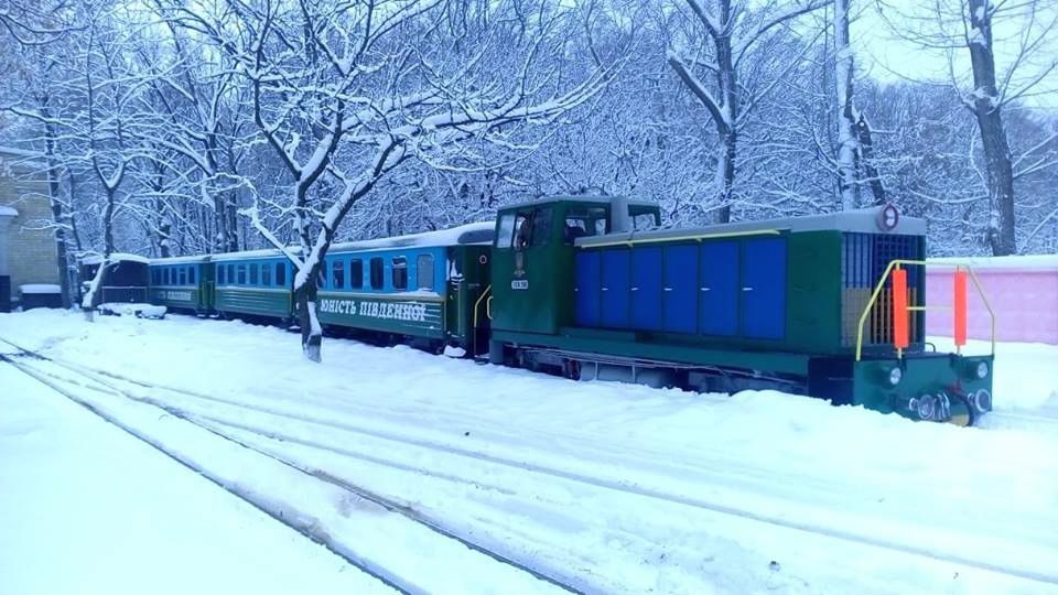 Тепловоз ТУ7А-3198 с составом 'Юность Южной' на ст. Парк