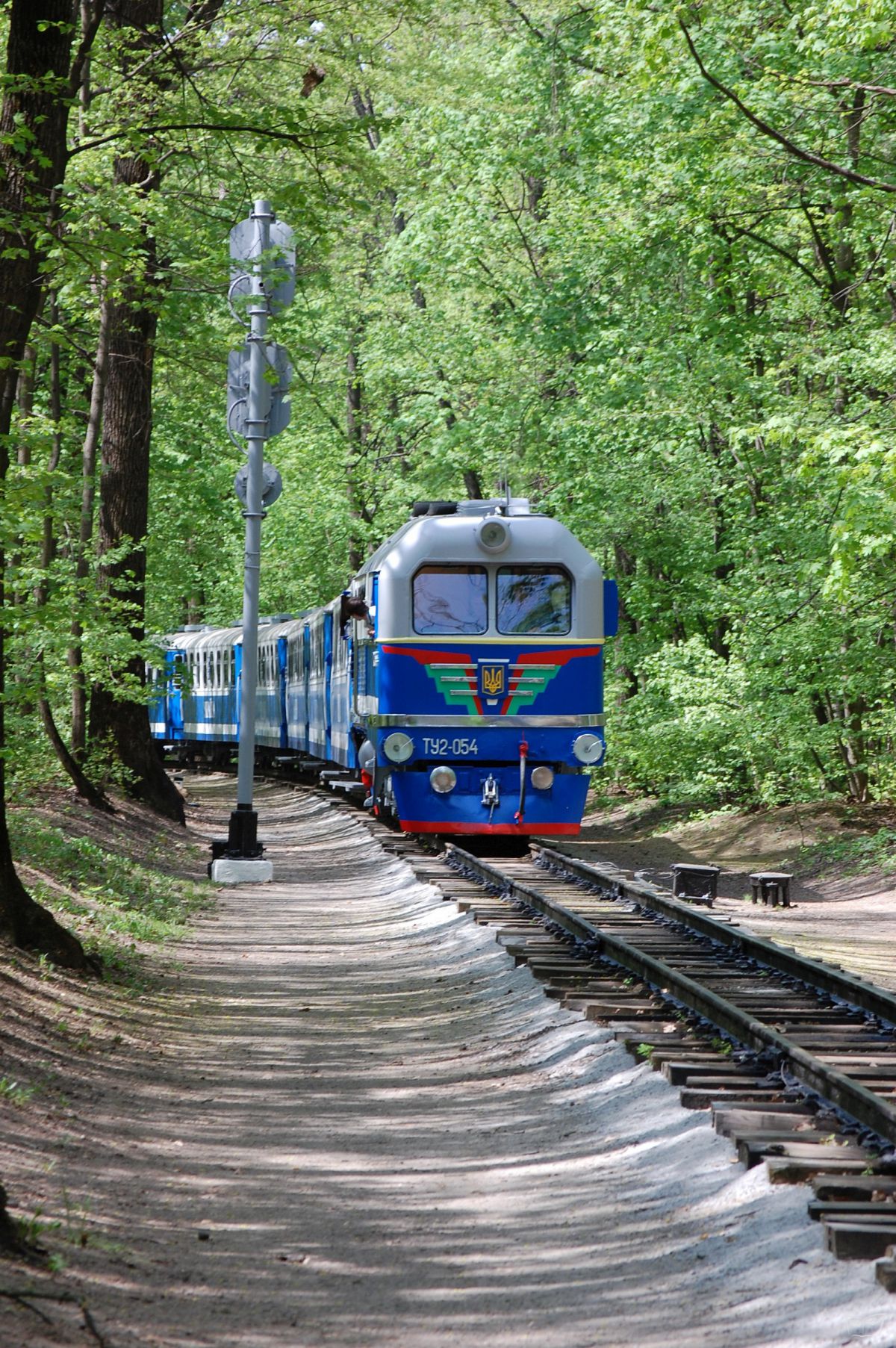 Тепловоз ТУ2-054 с составом 'Украина' прибывает на ст. Лесопарк