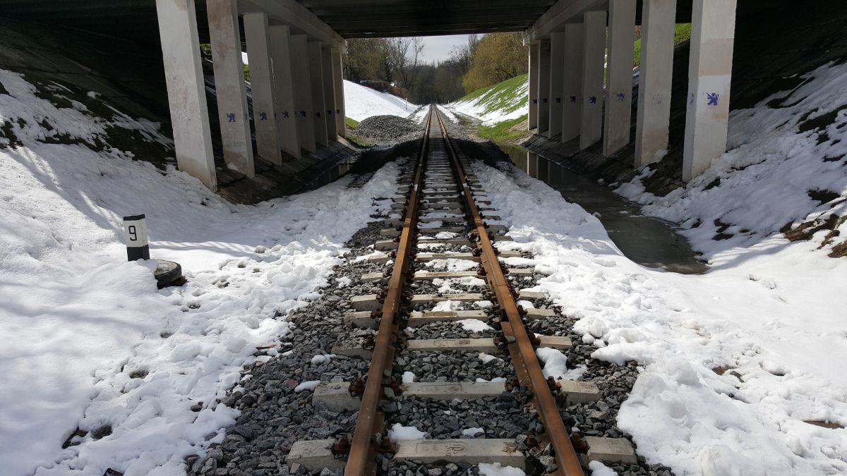 Путепровод в тающем снегу