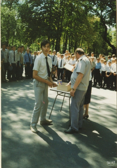 Начальник ДЖД Клименко Р. В. награждает юных железнодорожников