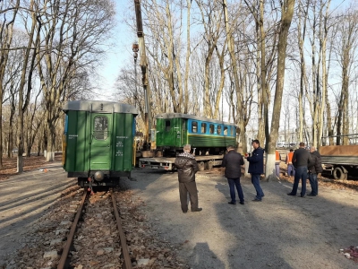 Три вагона состава 'Юность Южной вывозят с Малой Южной на Киевскую ДЖД.