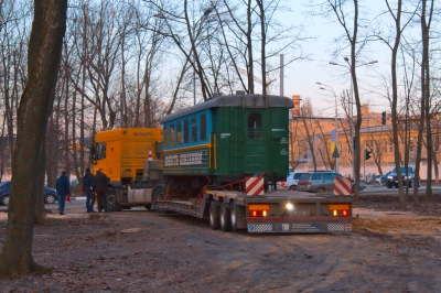 Вагоны состава 'Юность Южной' вывозят с Малой Южной железной дороги.