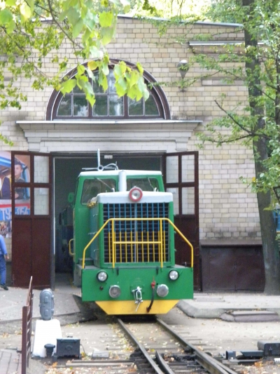 Тепловоз ТУ7А-3198 возле депо на ст. Парк