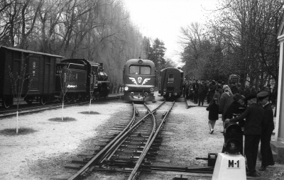 ТЭУ3-001 делает маневры по ст. Парк