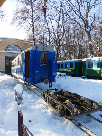 Подъем вагона, демонтаж тележки, подкладывание шпал под вагон.