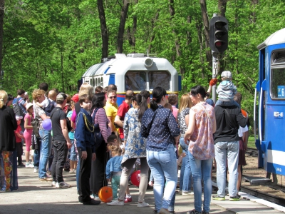 Пассажиры наблюдают за прицепкой тепловоза