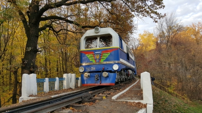 ТУ2-054 с составом 'Украина' на белом мосту